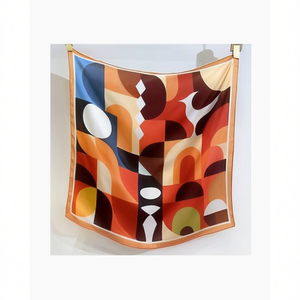 Foulard Quadrato Geometrico a Tre Colori 70x70cm Accessorio di Moda per Donne - Product Image 1