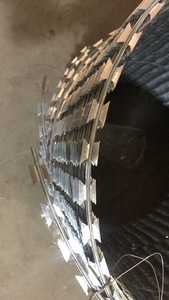 Fil de rasoir <span class=keywords><strong>Concertina</strong></span> clips gratuit donnant pince à outils pour <span class=keywords><strong>le</strong></span> fil de rasoir barbelé - Product Image 2