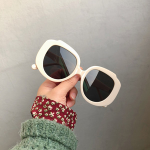 ใหม่แฟชั่นผู้หญิงกรอบแว่นกันแดด PC ทรงไม่สม่ำเสมอสีเทาสีเบจสีเทาเกล็ดป้องกันรังสียูวี 100% ประเภท 3 แว่นกันแดด C4-3339 - Product Image 4