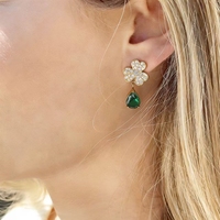 Boucles d'oreilles clous Bowei en acier inoxydable, style français, trèfle à trois feuilles, entièrement pavées de zircon en forme de goutte d'eau