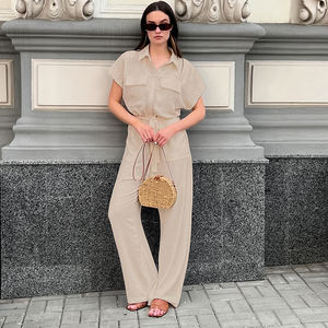 Tuta Corta da Donna Personalizzata OEM in Tessuto Texturizzato Effetto Stropicciato Color Kaki Chiaro con Maniche Corte e Cintura in Vita per uno Stile Rilassato e Neutro - Product Image 1