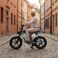 Vélo électrique rétro à pneus larges avec longue banquette, idéal pour la balade sur les pavés et les visites des quartiers historiques
