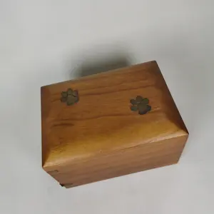 Urna de cremación funeraria de madera con patrón de garra para cenizas de mascotas