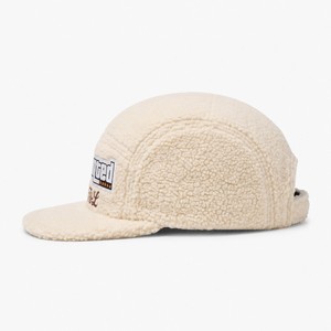 Gorra de Invierno Cálida Unisex T&L OEM Personalizada con Parche de Cuero Vegano, Forro Polar Sherpa y Borde Plano, Ajustable para Exteriores - Product Image 4
