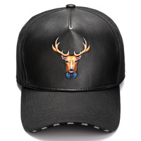2025 Casquettes de baseball en cuir brodées pour hommes avec logo personnalisé 5 panneaux par cadre Casquettes de sport en cuir PU Chapeaux Casquettes de baseball Snapback
