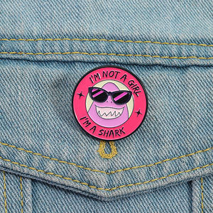我不是女孩我是鲨鱼珐琅别针卡通电影怪物带太阳镜胸针珠宝礼品批发 - Product Image 1