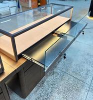 Vitrine de présentation de bijoux elliptique de luxe, aménagement de boutique, comptoir de table minimaliste en laiton, solution LED pour l'ensemble de la boutique