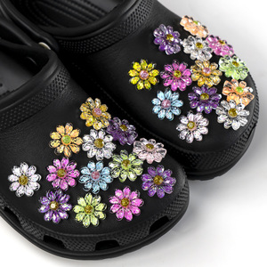 Breloques de chaussures en acrylique coloré en forme de fleur pour femmes, décorations de boucles de chaussures, accessoires DIY pour sabots, bracelet pour sac de plage - Product Image 4