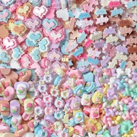 Accessoires en résine DIY : mini pantoufles, panneaux routiers, donuts, cœurs pixelisés ; breloques miniatures assorties pour pinces à cheveux et décoration de coques de téléphone