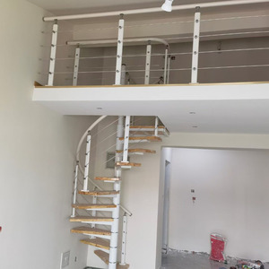 מדרגות ספירליות מעוצבות מנירוסטה, זולות, אלגנטיות ומודרניות, עם מעקה זכוכית מחוסמת, בטוחות ועמידות לשימוש פנימי. - Product Image 5