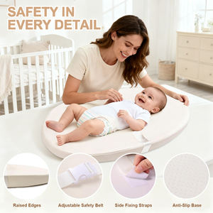 Cambiador de Bebé con Colchón, Estilo Guardería, Fácil de Limpiar, Contorneado con Espuma Acolchada, Base Antideslizante, Cinturón de Seguridad Integrado y Sistema de Fijación - Product Image 3