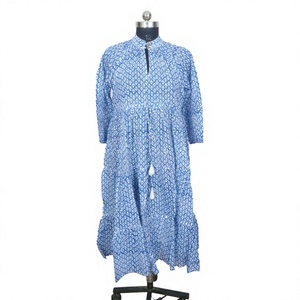 Robe longue décontractée en coton tissé écologique à col en V, imprimé bloc, fermeture à cordon, rayée, coupe trapèze moderne, manches longues - Product Image 1
