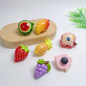100 Breloques de Chaussures en Résine 3D Fruits Sucrés (<span class=keywords><strong>Fraise</strong></span>, Ananas) pour Décoration DIY - Product Image 5