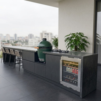 Îlot de cuisine extérieur moderne en acier inoxydable ODM avec évier, robinet, barbecue Kamado, réfrigérateur à porte vitrée et brûleur à gaz pour balcon et terrasse