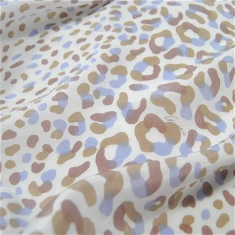 Productos listos precio al por mayor fábrica estilo casual estampado de leopardo seda crepé De Chine tela para vestido de mujer