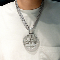 Pendentif Hip Hop Iced Out en Argent avec Lettre Initiale Personnalisée et Moissanite Taille Baguette Émeraude