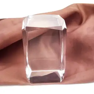 Honor of crystal оптовая продажа высокое качество 3d лазерная гравировка угловой кубический кристалл пресс-папье для украшения подарки
