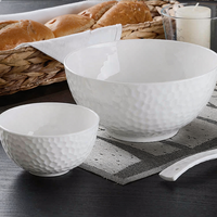 Service de table créatif de style golf en porcelaine fine blanche, comprenant des bols et assiettes ronds en relief, avec kit de baguettes