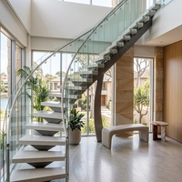 Escalier Courbé Moderne de Luxe pour Intérieur avec Marches en Bois et Garde-Corps en Acier et Verre – Durable et Sûr pour la Décoration Intérieure