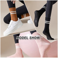 Vente en gros Maison de fitness intérieure personnalisée Chaussettes de Pilates antidérapantes en coton à tube moyen Chaussettes de Pilates pour femmes