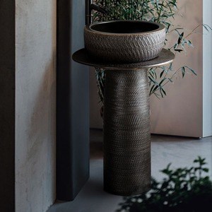 Lavabo de Pedestal Redondo de Cerámica con Puntos Negros en Rojo Oscuro, Integrado en Columna, para Baño o Exterior - Product Image 3