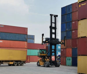 Empileur de conteneurs XCH1008K avec mât à levage élevé pour la manutention de conteneurs de 8 pieds 6 pouces et le transfert de marchandises dans les centres de distribution - Product Image 1