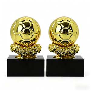 Trofeo di Calcio Personalizzato in Metallo Placcato Oro Stile <span class=keywords><strong>Ballon</strong></span> <span class=keywords><strong>D</strong></span>'<span class=keywords><strong>Or</strong></span> con Base in Cristallo Nero e Logo Inciso, Premio Souvenir per il Calcio - Product Image 1
