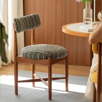 Ensemble de chaises modernes en velours, dossier plat avec assise ronde et cadre croisé doux couleur anthracite pour coin amande et coin caramel