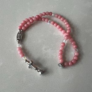 Bracelet de prière catholique à 5 chapelets avec fermoir magnétique religieux, en calcédoine rose, avec pendentif de la Vierge de Guadalupe - Product Image 5