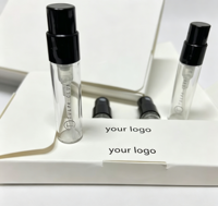 Boîte d'échantillons de parfum blanche minimaliste personnalisée avec plateau intérieur pour flacons vaporisateurs de voyage de 5 ml et 3 ml, impression de votre logo personnalisée