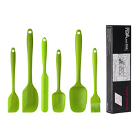 L'ensemble d'outils de cuisson et de pâtisserie en silicone comprend une spatule à salade et un grattoir à beurre