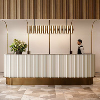 Comptoir avant en or blanc de salon de beauté en forme de U avec logo personnalisé réception en marbre haute brillance avec LED