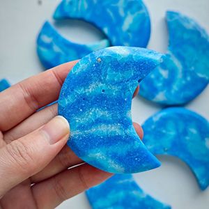 Larimar artificiel bleu naturel en gros, sculpture de lune en cristal bleu poli pour la guérison et la décoration intérieure - Product Image 2