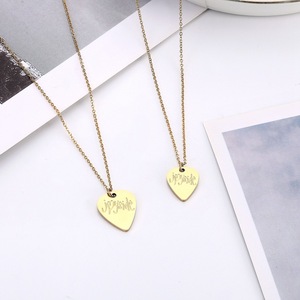 Collar <span class=keywords><strong>de</strong></span> Acero Inoxidable Chapado en Oro <span class=keywords><strong>de</strong></span> 18K con Grabado <span class=keywords><strong>de</strong></span> Púa <span class=keywords><strong>de</strong></span> Guitarra, Resistente al Agua y al Deslustre, para Amantes <span class=keywords><strong>de</strong></span> la Música - Product Image 2