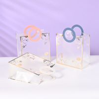 Boîte d'emballage cadeau en PP transparent givré avec estampage à chaud à motif floral et poignée ronde en cuir, vente en gros