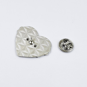 Broche en émail métallique de haute qualité en forme de cœur noir avec motif de rose, broches Going Hell Full Scholarship pour vêtements et sacs - Product Image 5