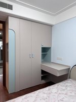 Armoire d'angle moderne avec coiffeuse et étagères ouvertes, tiroirs gris pour chambre à coucher, gain de place