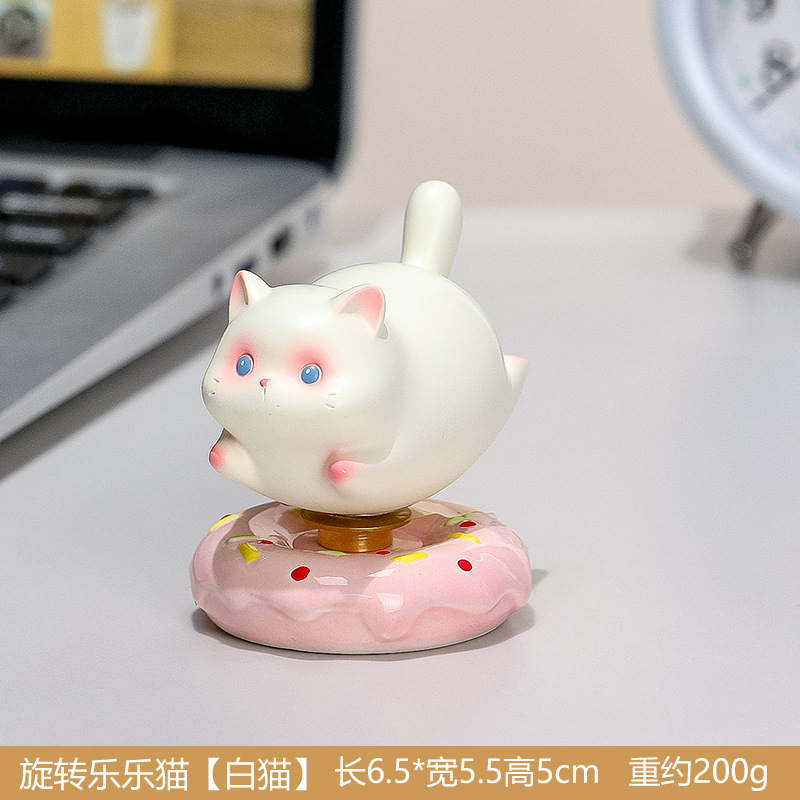 Le chat blanc se retourne