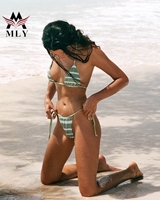 Geprinte gestreepte halter driehoekige sexy string bikini hoge snit badkleding zwempak op maat strandkleding groothandel