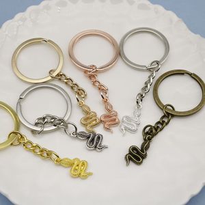 Porte-clés Serpent Bouclé avec Pendentif en Alliage Texturé pour Cadeaux aux Amateurs de Reptiles - Product Image 2