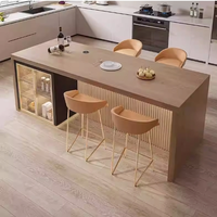 Îlot de cuisine personnalisé avec comptoir effet bois et armoire à vin en verre avec éclairage LED latéral pour maison résidentielle