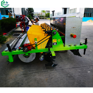 Tracción de tractor de maceta de ajo con zanjas Aplicar fertilizante Máquina de plantación de ajo de 12 filas - Product Image 3