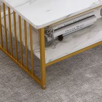 Table basse moderne à double niveau avec pieds dorés et plateau en marbre pour le salon