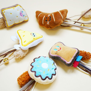 Jouet interactif pour chaton : Baguette à chatouiller en peluche mignonne, série Donut et Croissant, avec clochette - Product Image 2