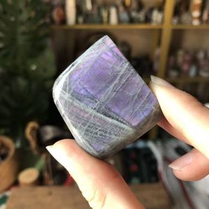 Cristallo di Labradorite Naturale Lucidato YingLai con Riflessi Viola, Forma Libera Unica per Artigianato - Product Image 5