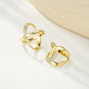 Bague en acier inoxydable de mode en gros, design croisé, fine alliance dorée, zircone de luxe, certifiée QC, garantie de 12 mois - Product Image 3