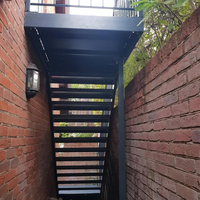 Escalier de feu extérieur d'usine, escalier en métal utilisé, escalier Central intérieur
