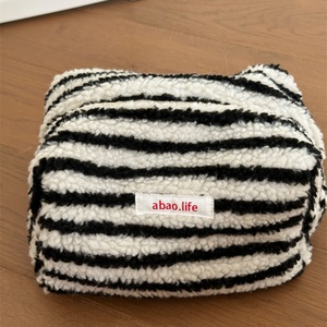 Trousse de toilette de grande capacité Sac à cosmétiques en laine d'agneau à rayures multiples Étiquette lavable Remplissage en coton doux pour l'hiver - Product Image 4