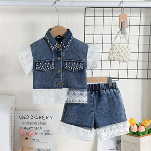 Completo in denim da <span class=keywords><strong>bambina</strong></span> 2026 con gilet e pantaloncini decorati con pizzo e perline - <span class=keywords><strong>Abbigliamento</strong></span> elegante e di tendenza per bambine 2-8 anni - Product Image 1
