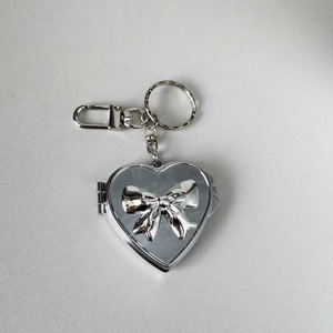 Mini Espejo de <span class=keywords><strong>Maquillaje</strong></span> Plegable con Forma de Corazón de Metal Plateado Portátil, Diseño de Espejo de Doble Cara, Pequeño Espejo de Llavero para Mujeres y Niñas - Product Image 1